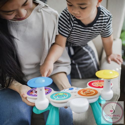 BABY EINSTEIN Zenélő játék dob készlet Together in Tune Drums™ Connected Magic Touch™ HAPE 12hó+