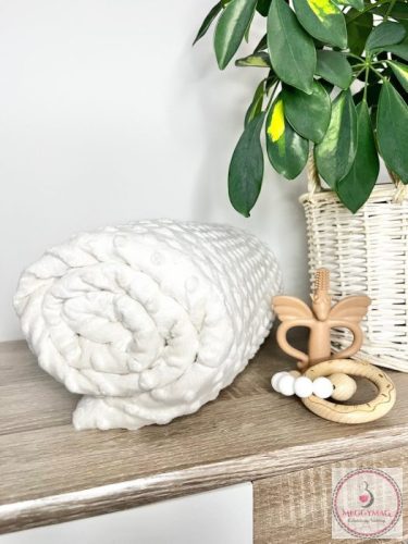 Kétoldalú babatakaró 70×90 cm | Bézs pamutvászon, krém minky, antiallergén töltettel