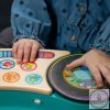 BABY EINSTEIN Zenélő játék Gramofón DJ Discovery™ Magic Touch™ HAPE 6hó+! 