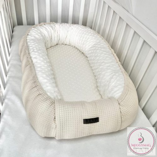 Georgia Bézs waffle és krém minky babafészek – érzékszervi fejlesztés és nyugodt pihenés újszülötteknek
