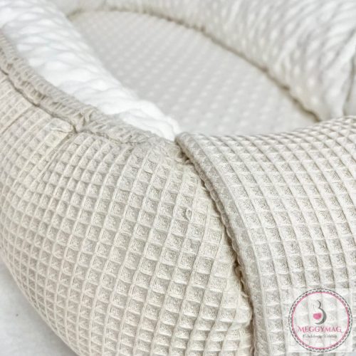 Georgia Bézs waffle és krém minky babafészek – érzékszervi fejlesztés és nyugodt pihenés újszülötteknek