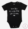 DRK "You're a limited edition" mintával nyomott rövid ujjú baba body