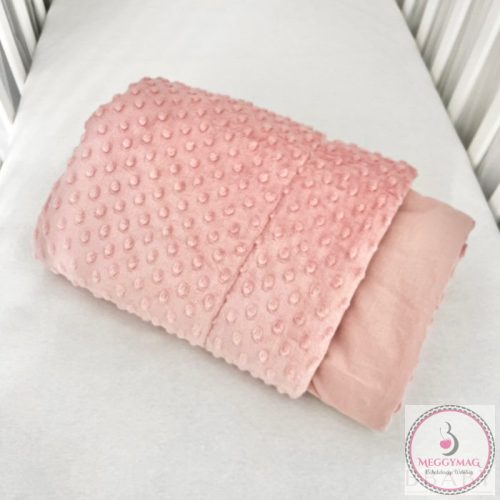 Kétoldalú babatakaró 70×90 cm | Púder rózsaszín pamutvászon, minky, antiallergén töltettel