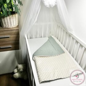   Kétoldalú babatakaró 70×90 cm | Olivazöld pamutvászon, bézs minky, antiallergén töltettel, KÉSZLETEN A BOLTBAN!