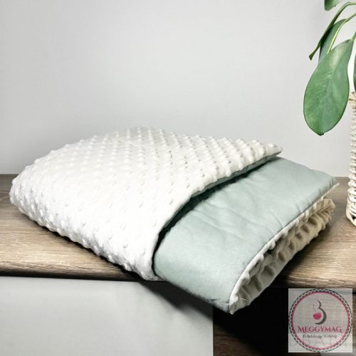 Kétoldalú babatakaró 70×90 cm | Olivazöld pamutvászon, bézs minky, antiallergén töltettel, KÉSZLETEN A BOLTBAN!