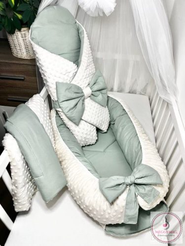 Kétoldalú babatakaró 70×90 cm | Olivazöld pamutvászon, bézs minky, antiallergén töltettel, KÉSZLETEN A BOLTBAN!