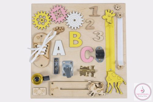 Moni Toys Montessori matatófal kicsi 30x30cm zsiráfos, KÉSZLETEN A BOLTBAN!