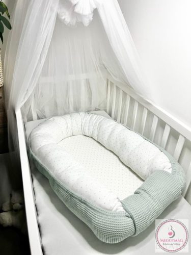 Grace babafészek szett – pasztell olivazöld waffle pamut és pöttyös pamut kuckó a legkisebbeknek