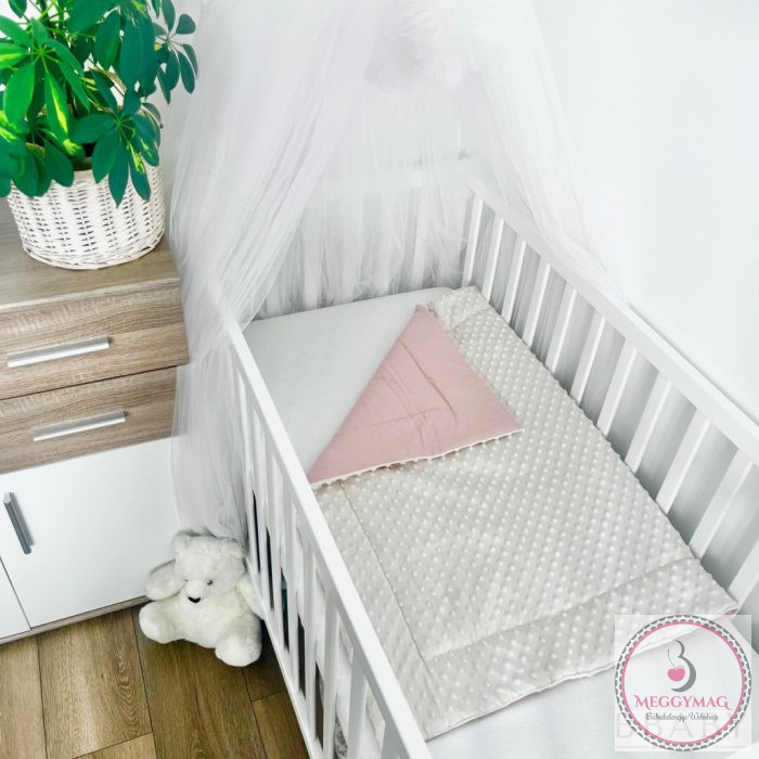 Kétoldalú babatakaró 70×90 cm | Púder pamutvászon, krém minky, antiallergén töltettel, KÉSZLETEN A BOLTBAN!